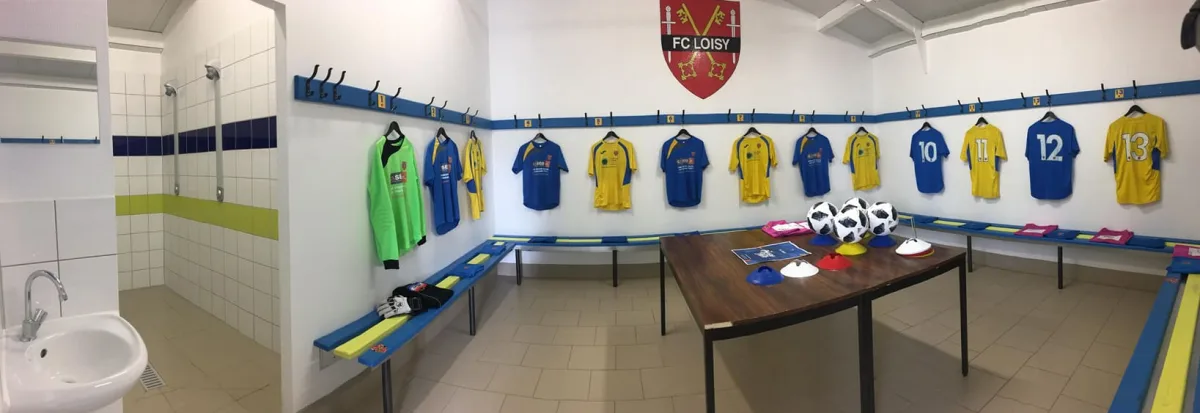 Vue panoramique du vestiaire avec les maillots du F.C LOISY accrochés