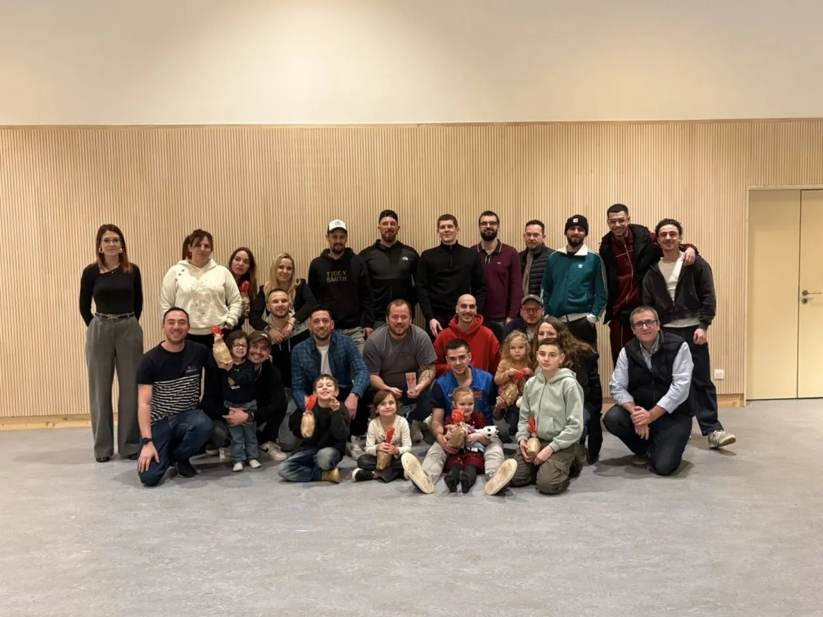 Photo de groupe des membres et familles du F.C LOISY en salle